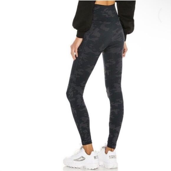 Spanx NWT Look at me now leggings in camo size small - Picture 3 of 8